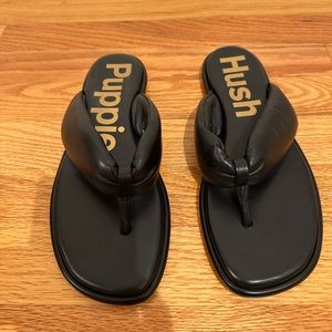 Hush puppies black flip flops